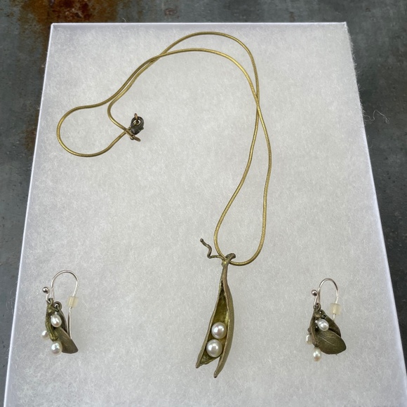 925 Sterling Silver Pea pod and Pearl Necklace and Leaves with Pearls Earrings - Picture 1 of 2